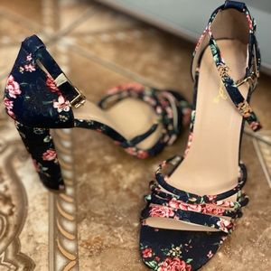 New flower print size 7 high heels